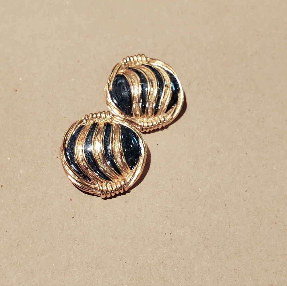 Vintage Clip on Earrings.! - Picture 6 of 6